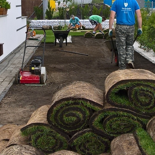 Zakładanie trawnika Niemcz - zakładanie trawnika z rolki w nowoczesnej aranżacji.